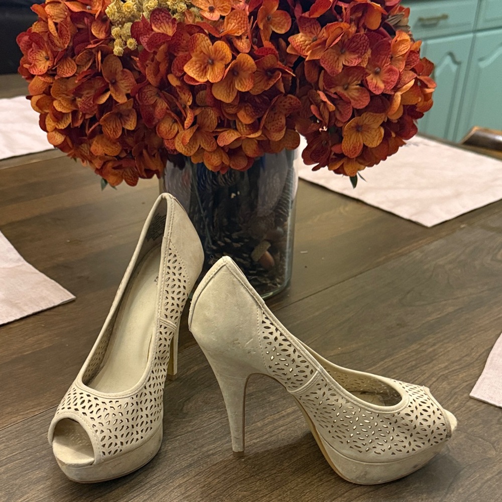 Apt. 9 Cream Peep-Toe Heels